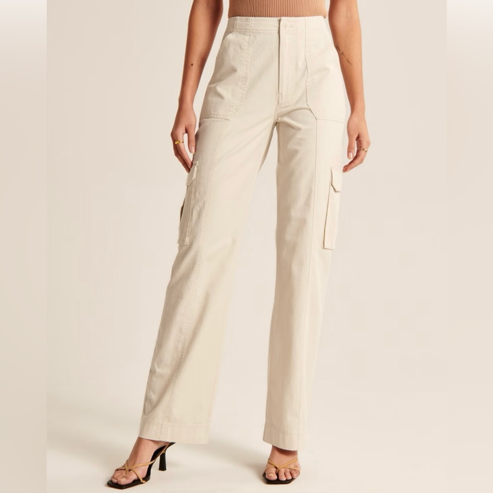 Abercrombie & Fitch Relaxed Cargo Pant; color Cream; size 28 short (6s)